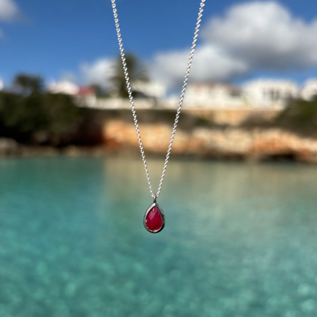 COLLIER PENDANT EN JADE ROUGE